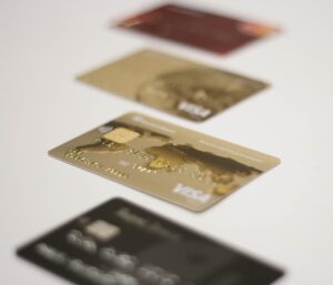 現物買いと信用買いの違いは何ですか？