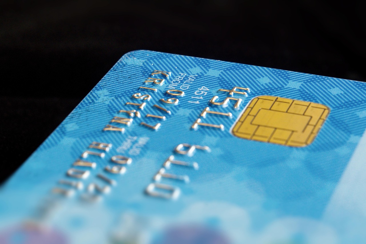 株の現物買いと信用買いの違いは何ですか？